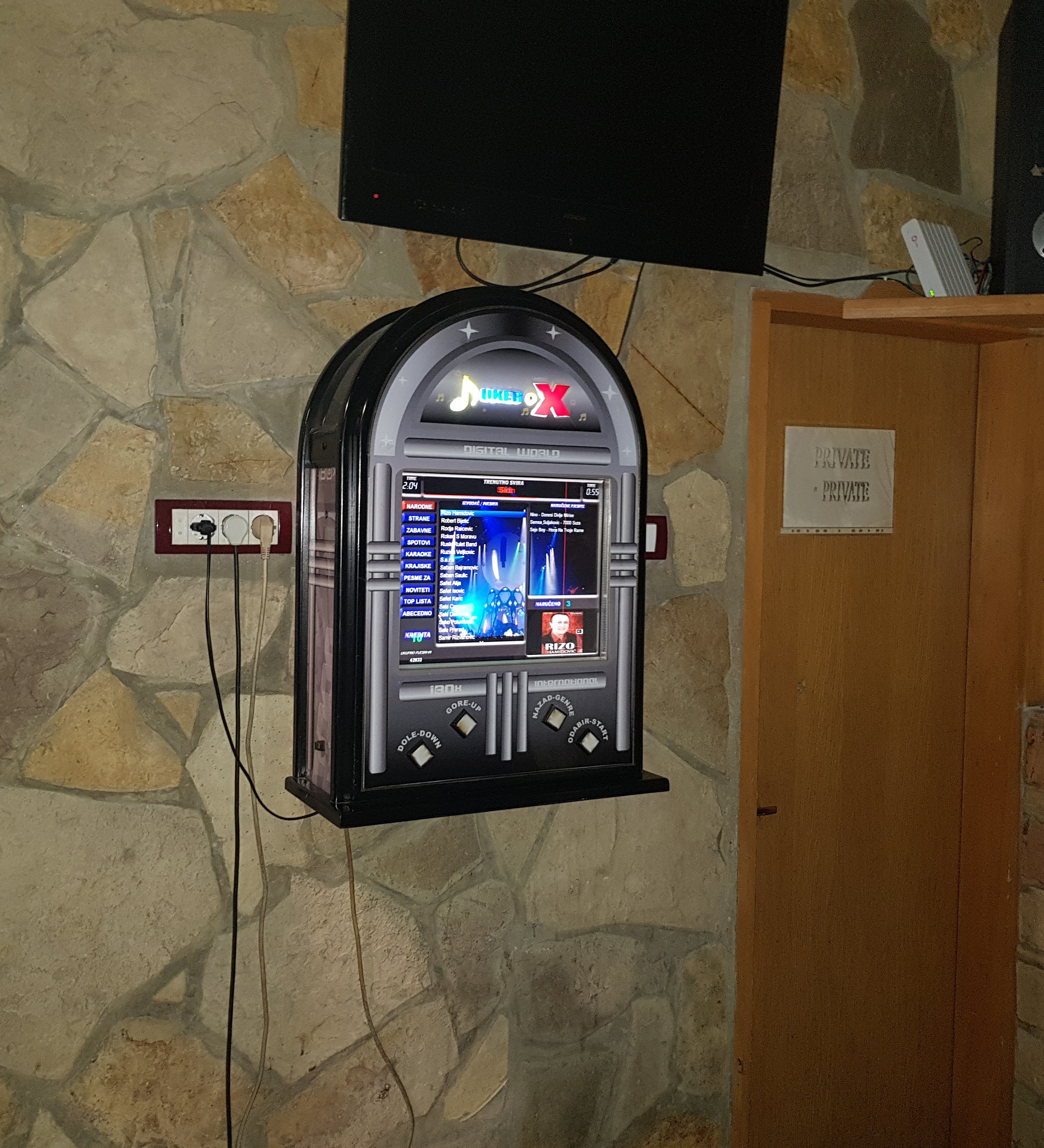 Jukebox u lokalu
